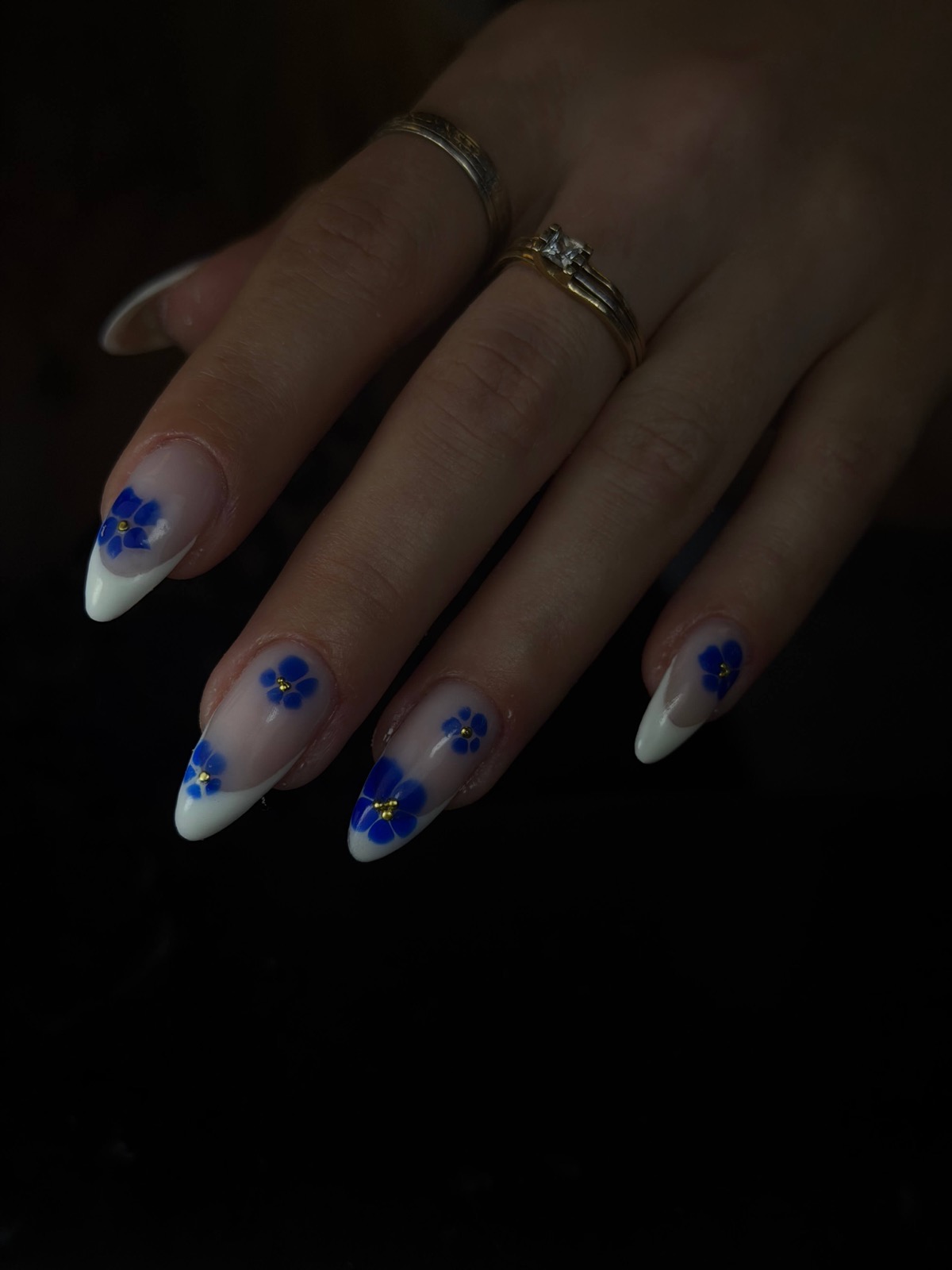 Manucure brillante avec petits motifs floraux délicats