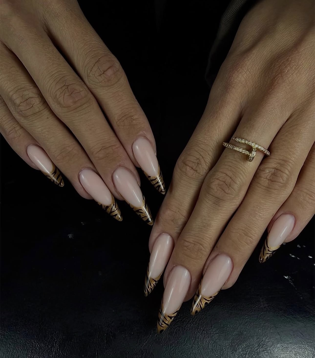 Capsules longues nail art noir et nude — réalisation Made With Love