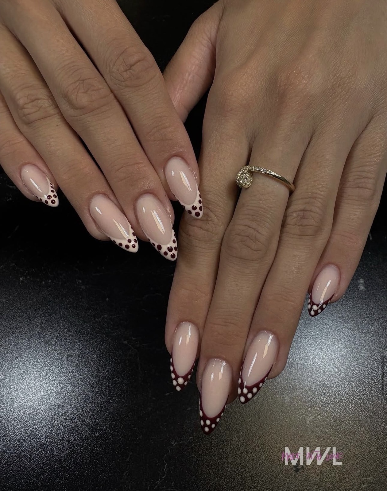 Nail art chiffré et strass — réalisation signature MWL